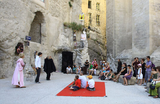 Spectacle de rue pendant le festival d'Avignon - ©HOCQUEL A
