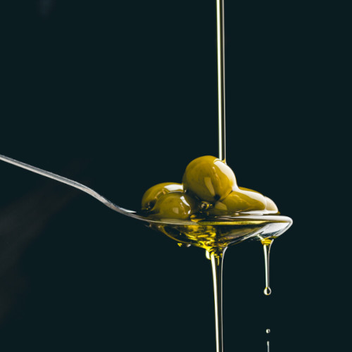 Huile d'olive sur olives vertes