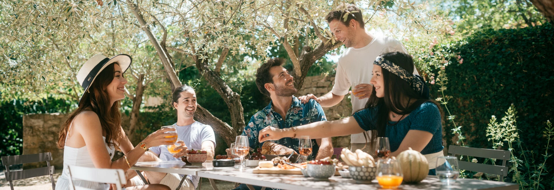 Repas sous les oliviers  © O'Brien