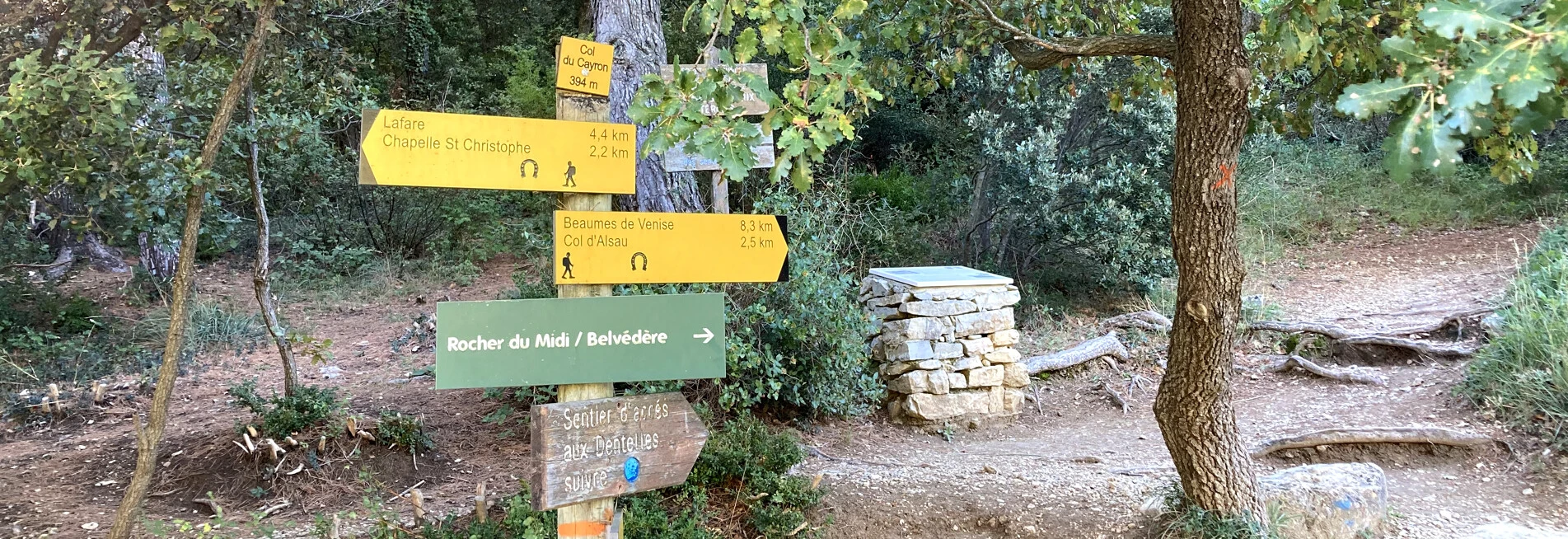 Panneaux randonnée dans les Dentelles de Montmirail  © Abry