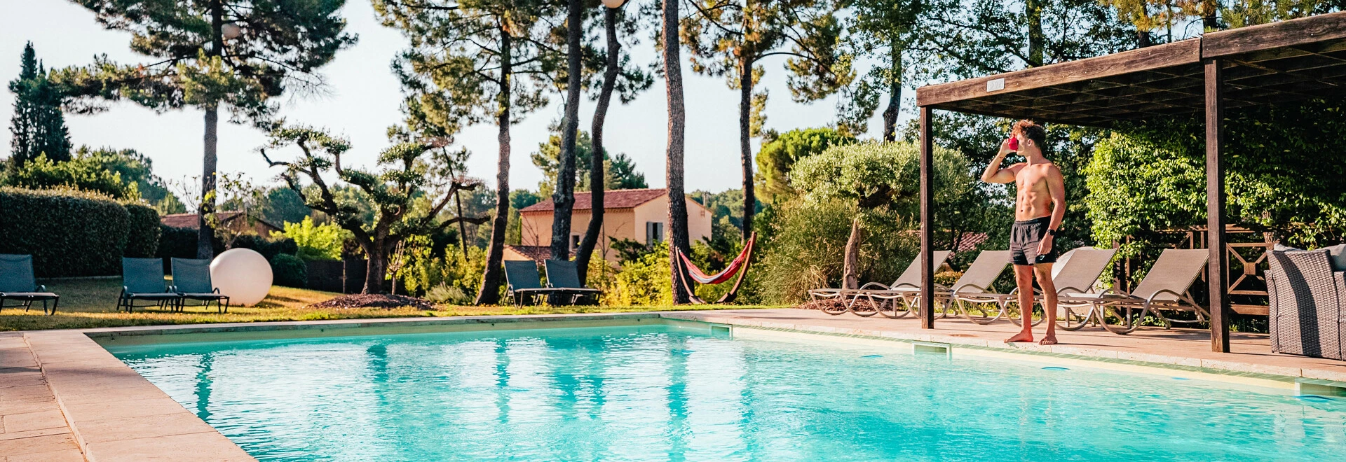 Au bord de la piscine  © LezBroz