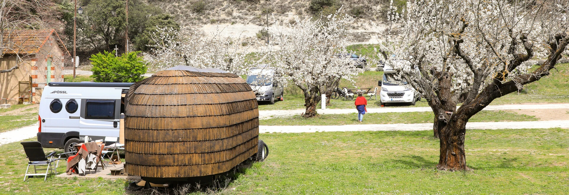 Camping-car au pied des amandiers en fleurs  © Hocquel