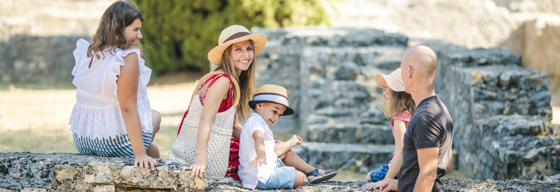 Famille avec un bébé visitant Vaison-la-Romaine  © O'Brien
