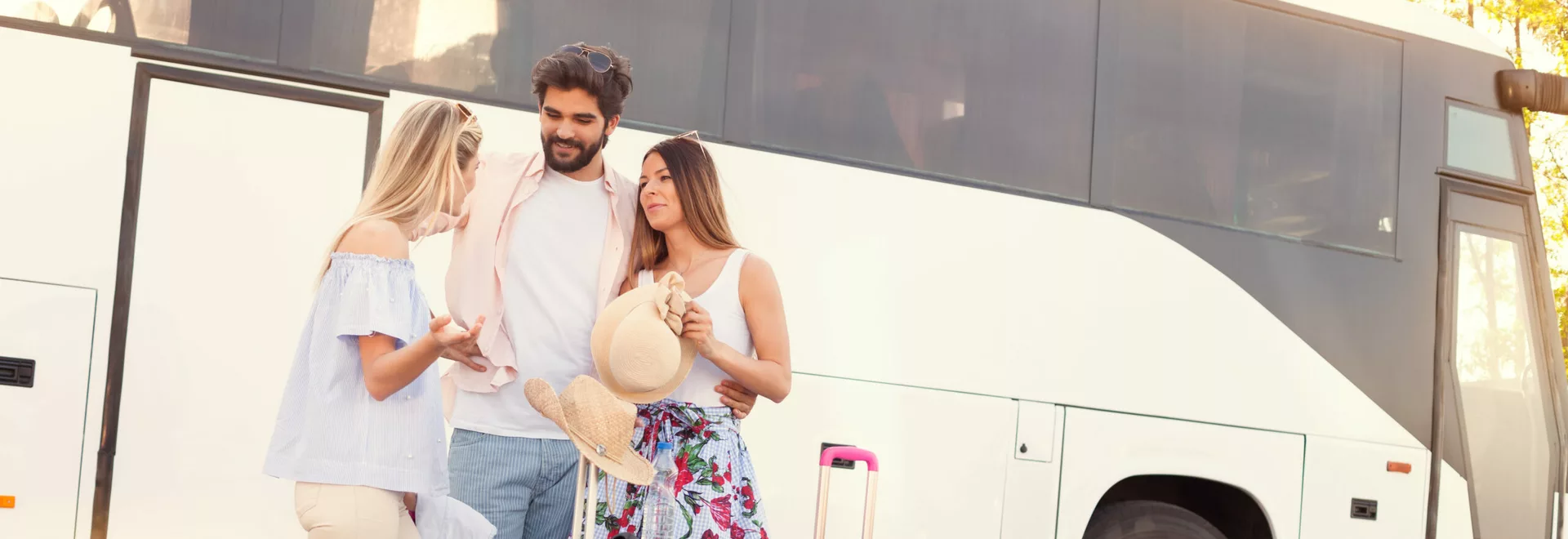 Groupe devant un bus  © Shutterstock