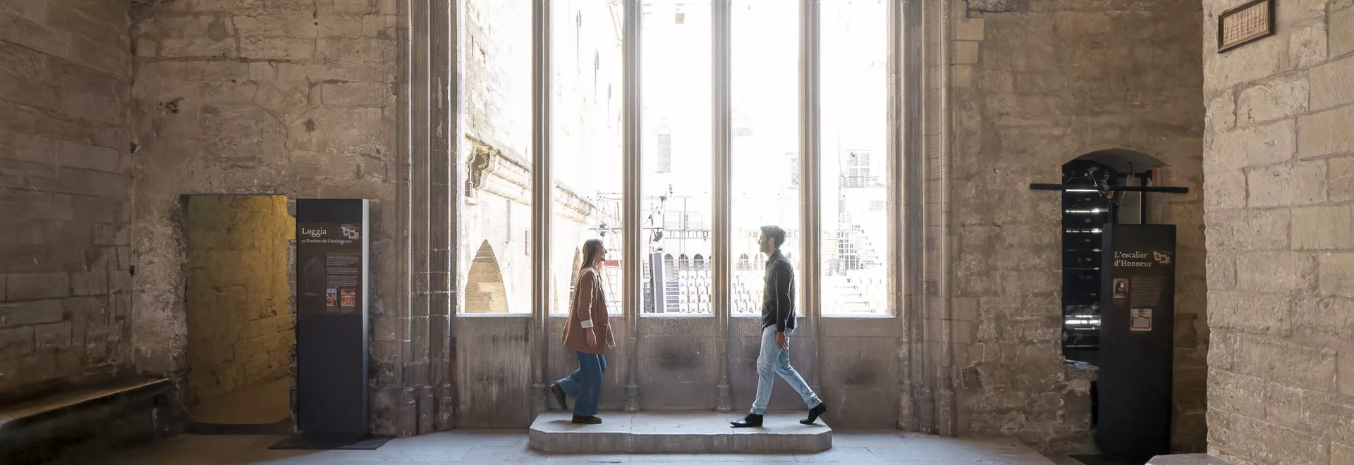 Couple au Palais des Papes  © BlueMax