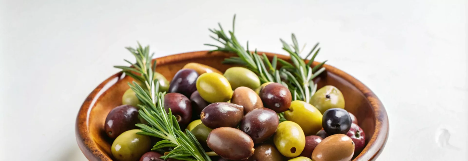 bol d'olives assorties avec des brindilles de romarin sur un fond blanc  © Wahuy_t - Freepix