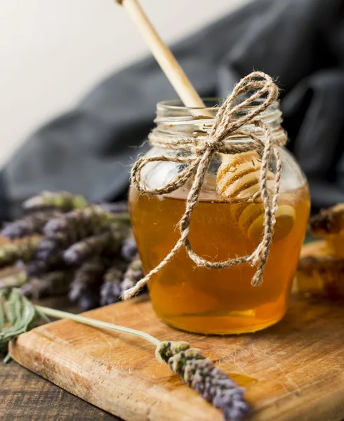 Pot de miel avec une cuillère et de la lavande  © Freepix