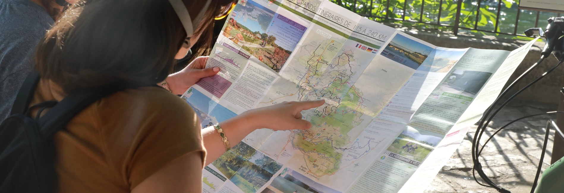 Documentation touristique du Vaucluse : cyclistes consultant la carte vélo  © Hocquel