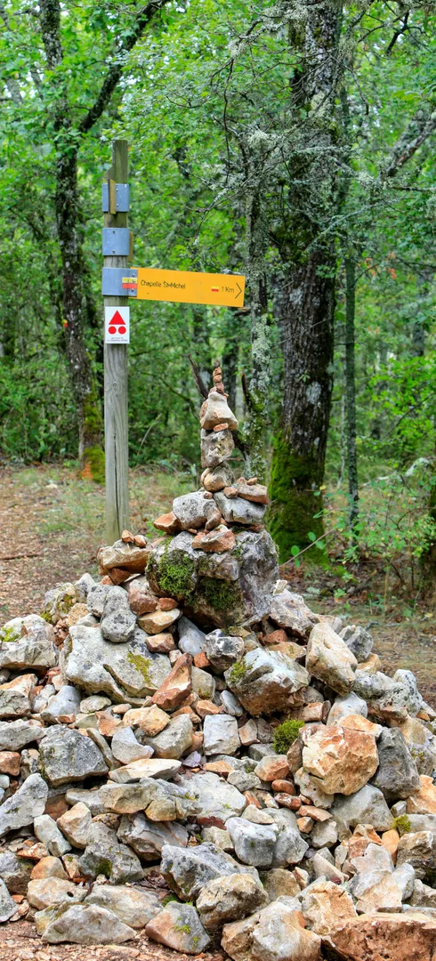 Cairn et panneaux directionnels de randonnée  © Hocquel