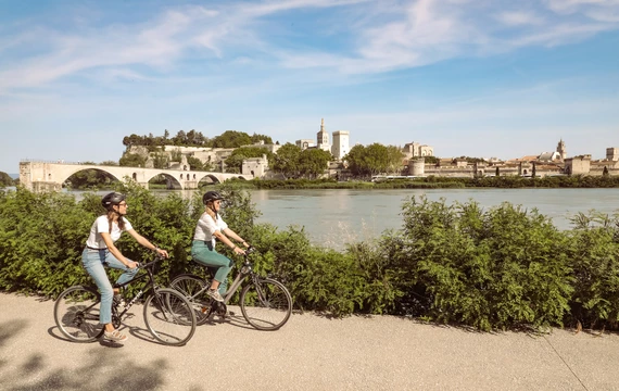 A vélo devant le pont d'Avignon et le Palais des papes  © Hocquel