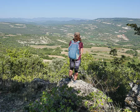 Randonnée à Viens dans le Luberon  © Genestal