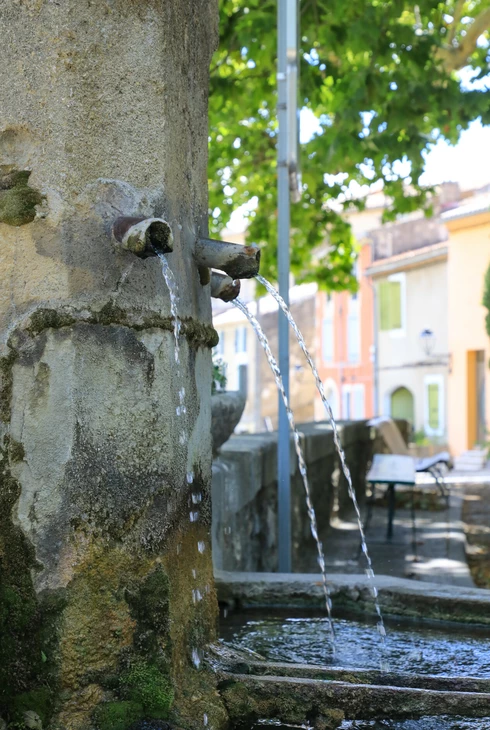 Fontaine dans le village de Cabrières-d'Aigues  © Hocquel