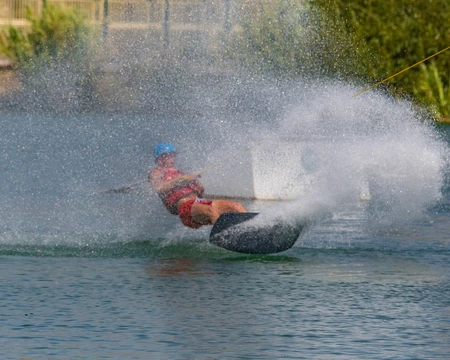 Ski nautique sur le Rhône  © Hocuqle