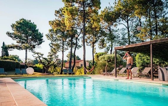 Au bord de la piscine  © LezBroz