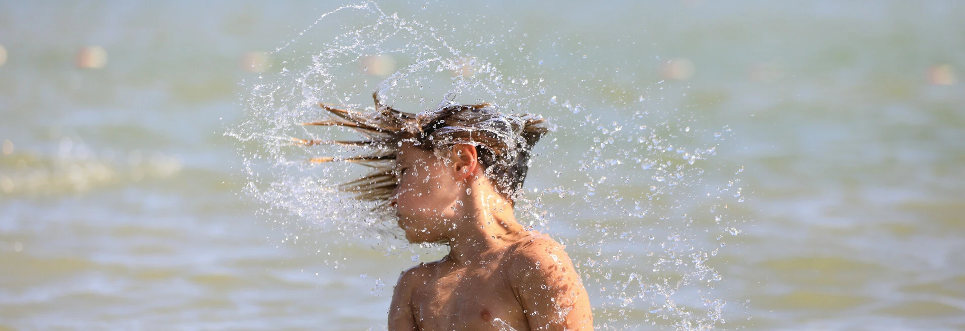 Enfant qui se baigne au lac de Monteux  © Hocquel