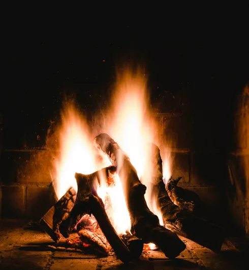 Feu de cheminée  © Wirestock - Freepik