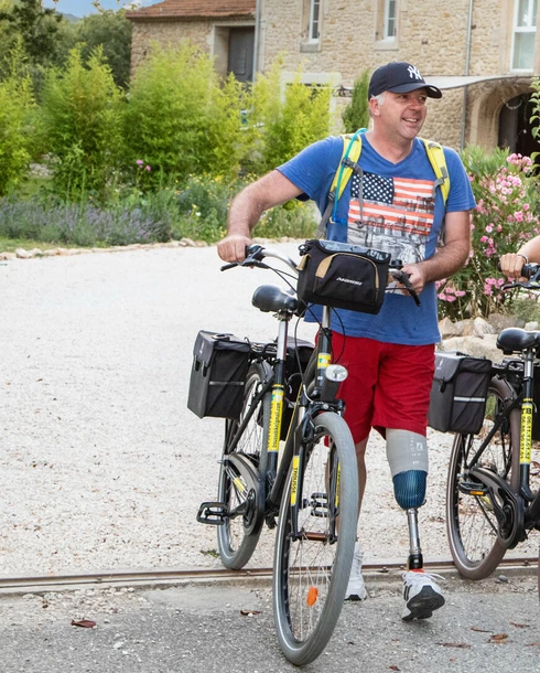 Cycliste en situation de handicap devant son hébergement  © Hocquel
