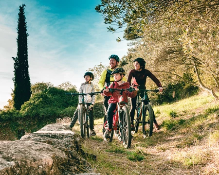 Famille en VTT dans le Vaucluse  © O'Brien