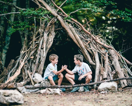Enfants devant une cabane en forêt  © O'Brien