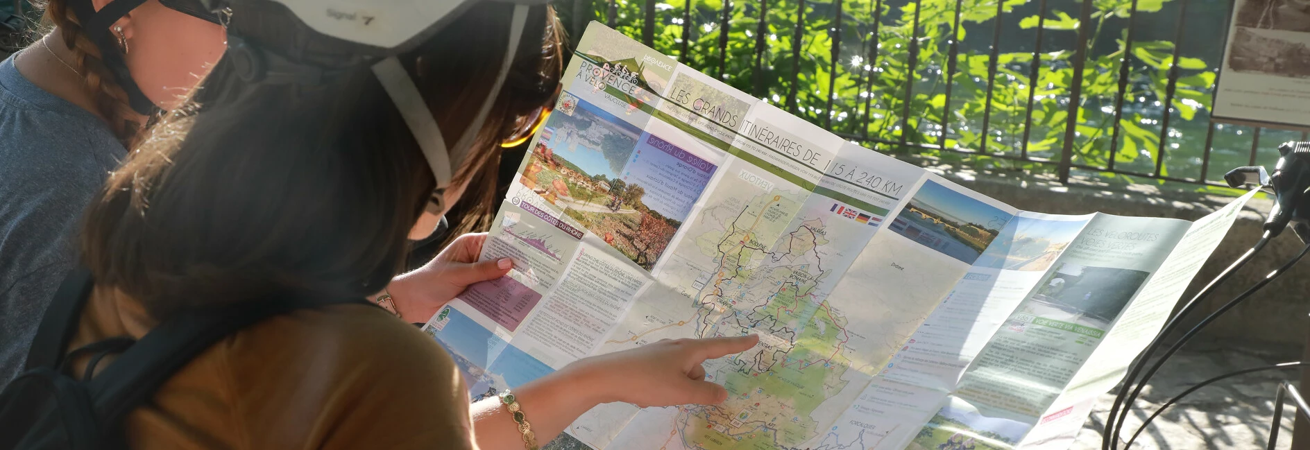 Documentation touristique du Vaucluse : cyclistes consultant la carte vélo  © Hocquel