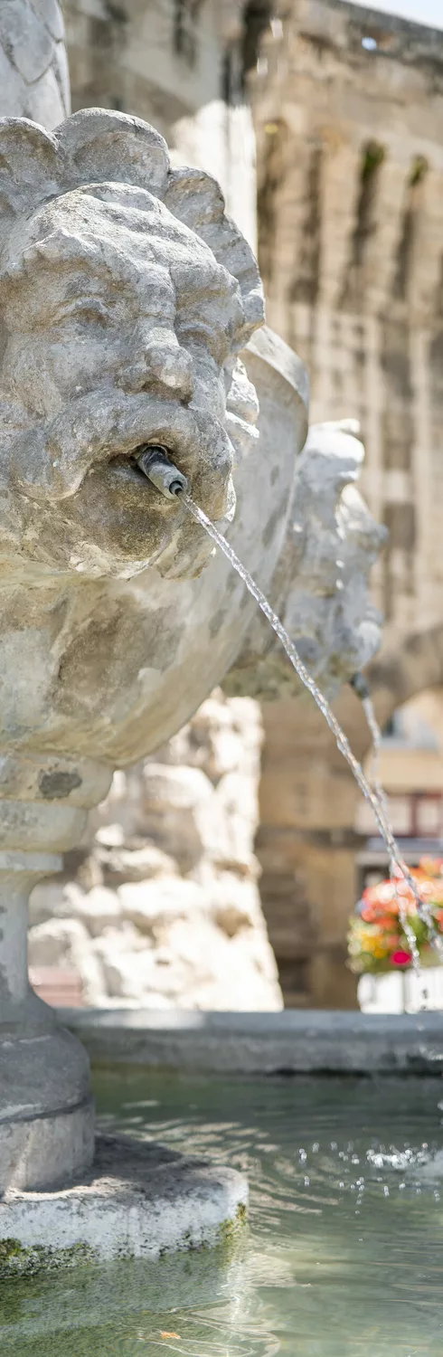 Fontaine à Pernes-les-Fontaines  © BLUEMAX MEDIA