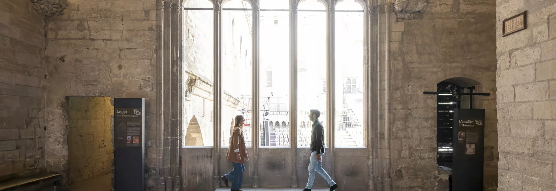 Couple au Palais des Papes  © BlueMax