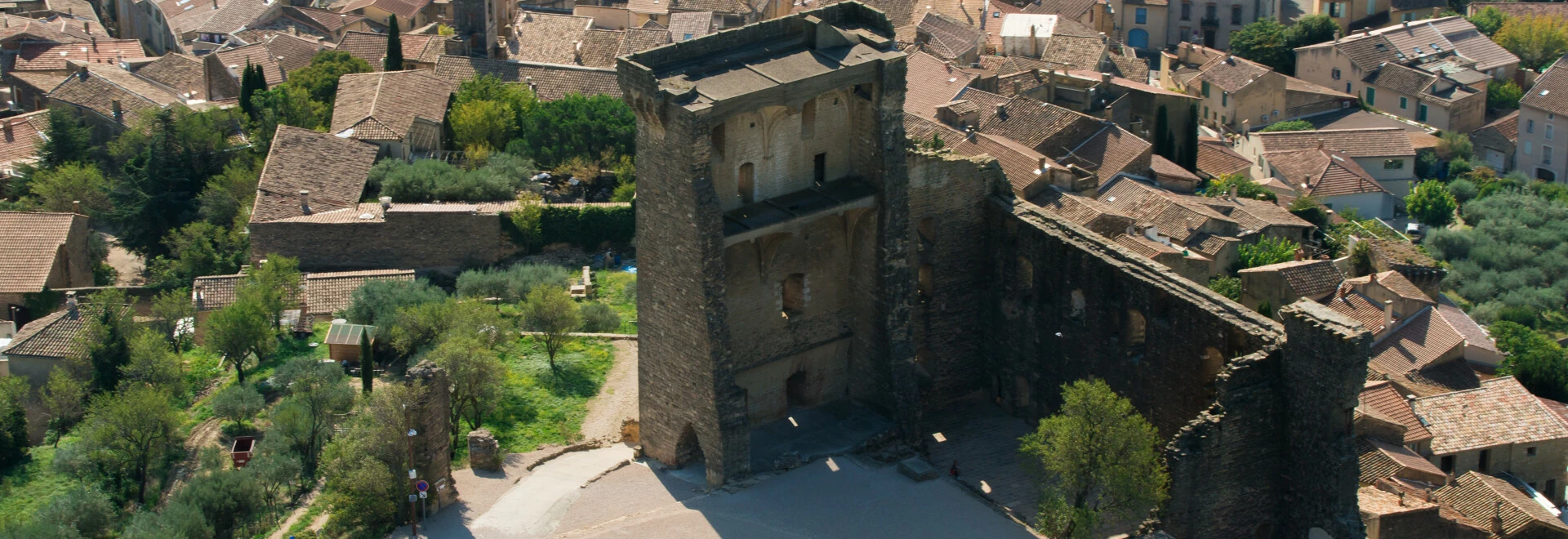Vue aérienne de Châteauneuf-du-Pape  © Colombe Production