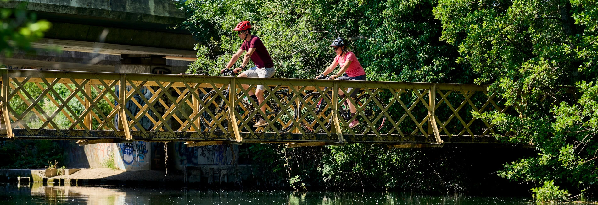 Vélo à Entraigues au bord de la rivière  © Rosso