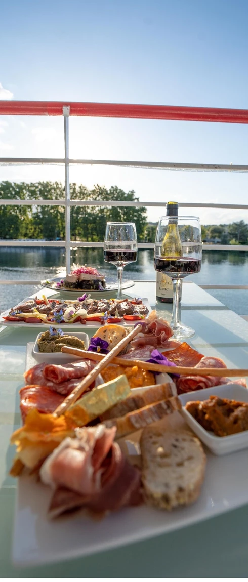 Buffet en croisière sur le Rhône  © Grands Bateaux de Provence