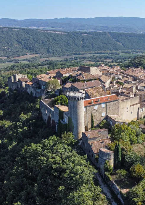 Village de Viens dans le Luberon  © Genestal