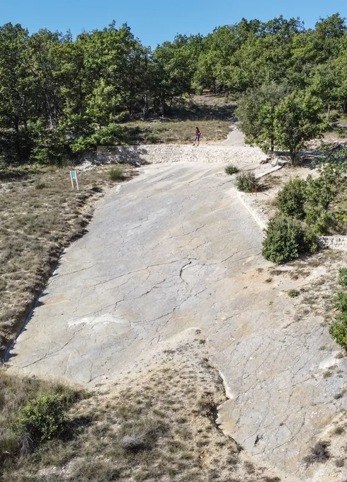 Dalle à empreinte dans le Luberon  © Genestal
