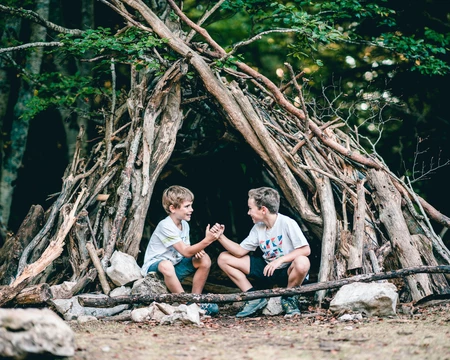 Enfants devant une cabane en forêt  © O'Brien