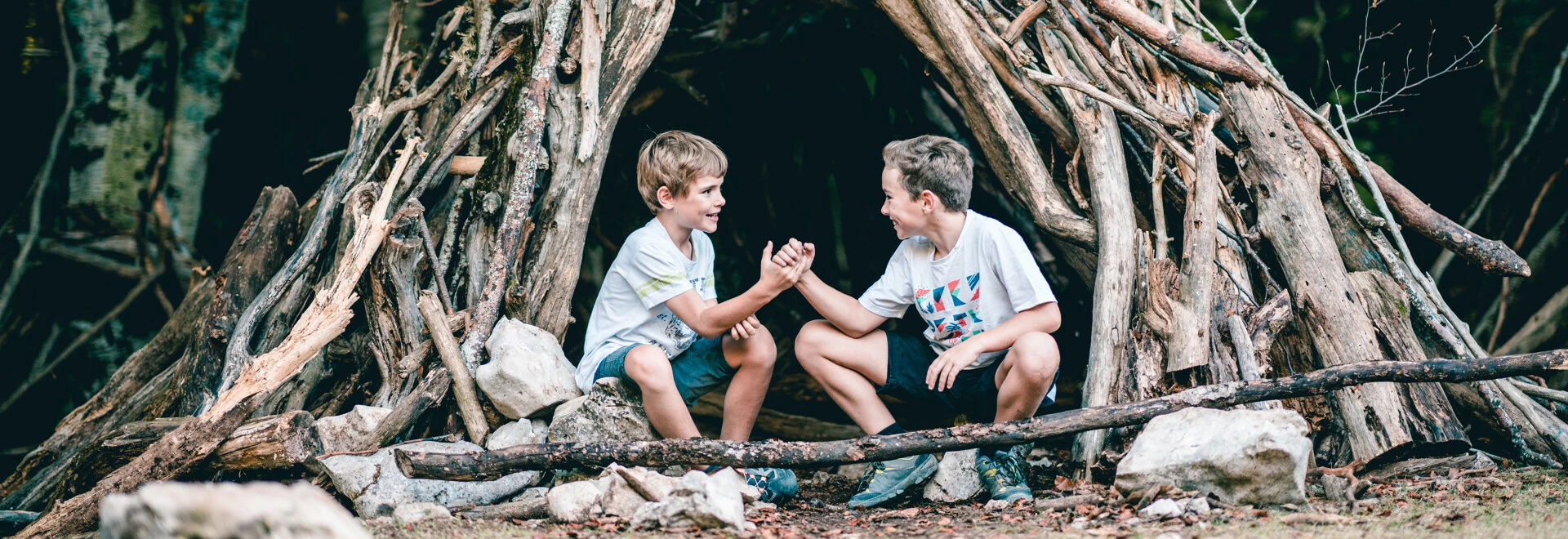 Enfants devant une cabane en forêt  © O'Brien