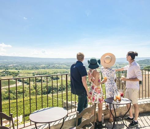 Amis prenant l'apéro sur une terrasse avec vue sur la plaine du Ventoux  © O'Brien
