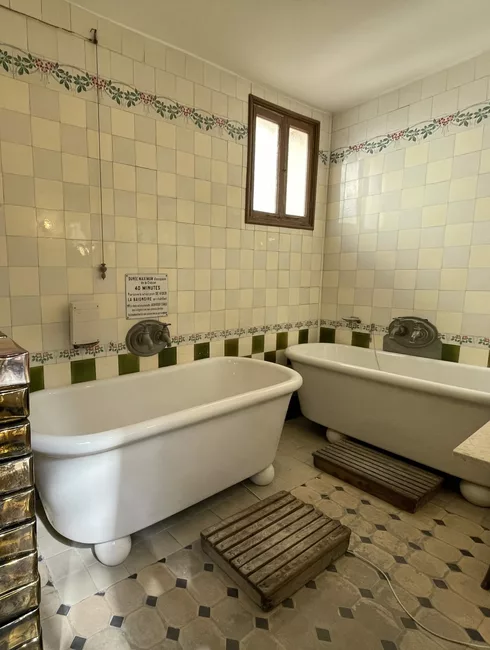 Baignoire aux bains Pommer  © Tardieu