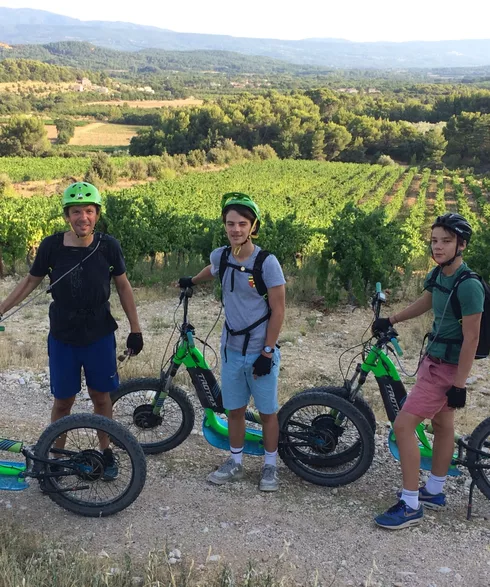 Découverte en trottinette électrique  © © Trottin Luberon