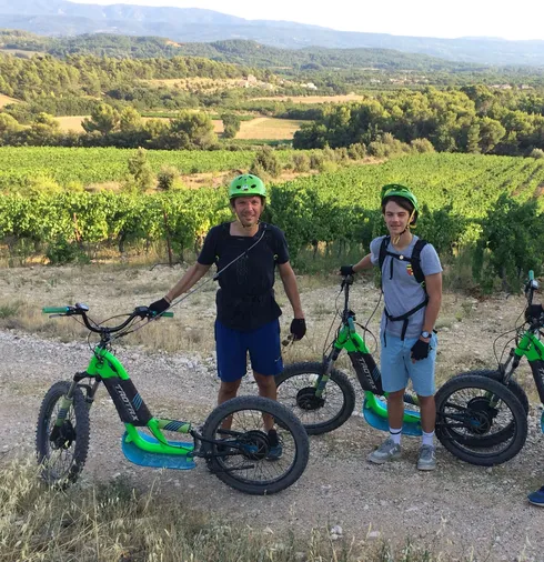 Balade en trottinette électrique  © © Trottin Luberon